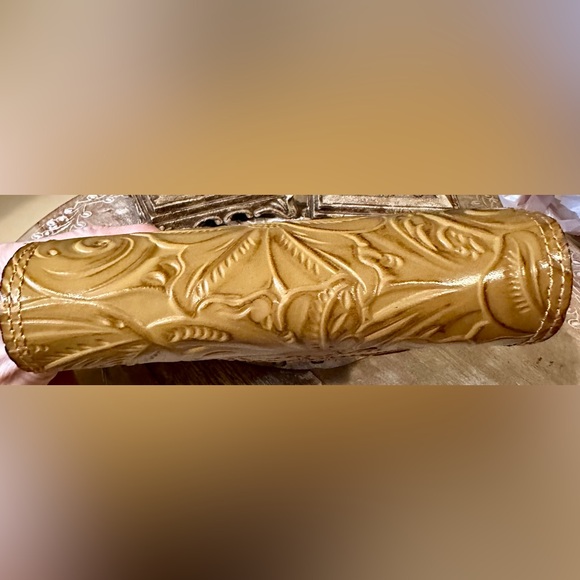 NWT Patricia Nash “Balluri” Medium Crossbody in Biscuit w/ extra shoulder strap. - Picture 6 of 16